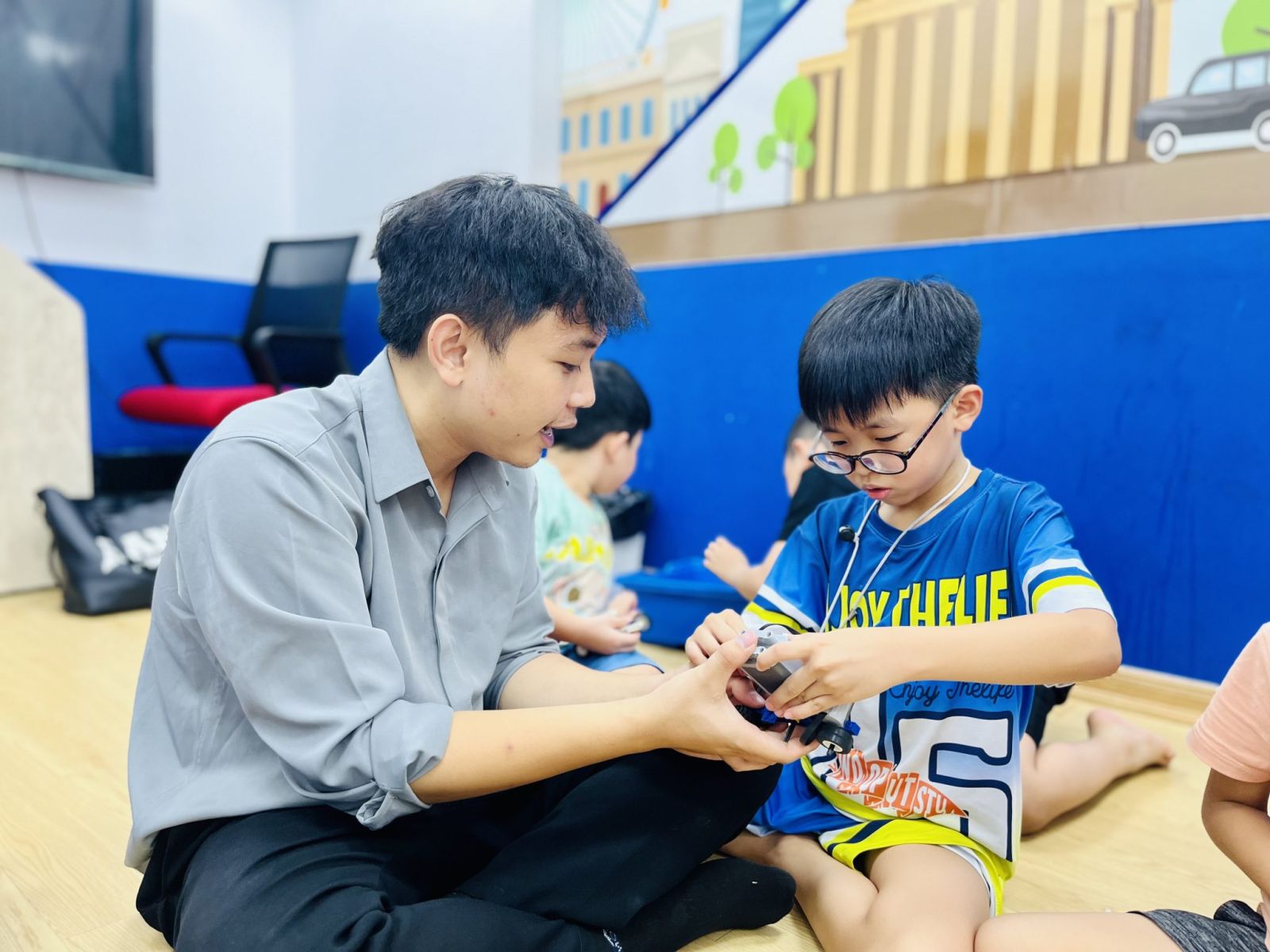 Các bạn nhỏ thích thú trải nghiệm STEM