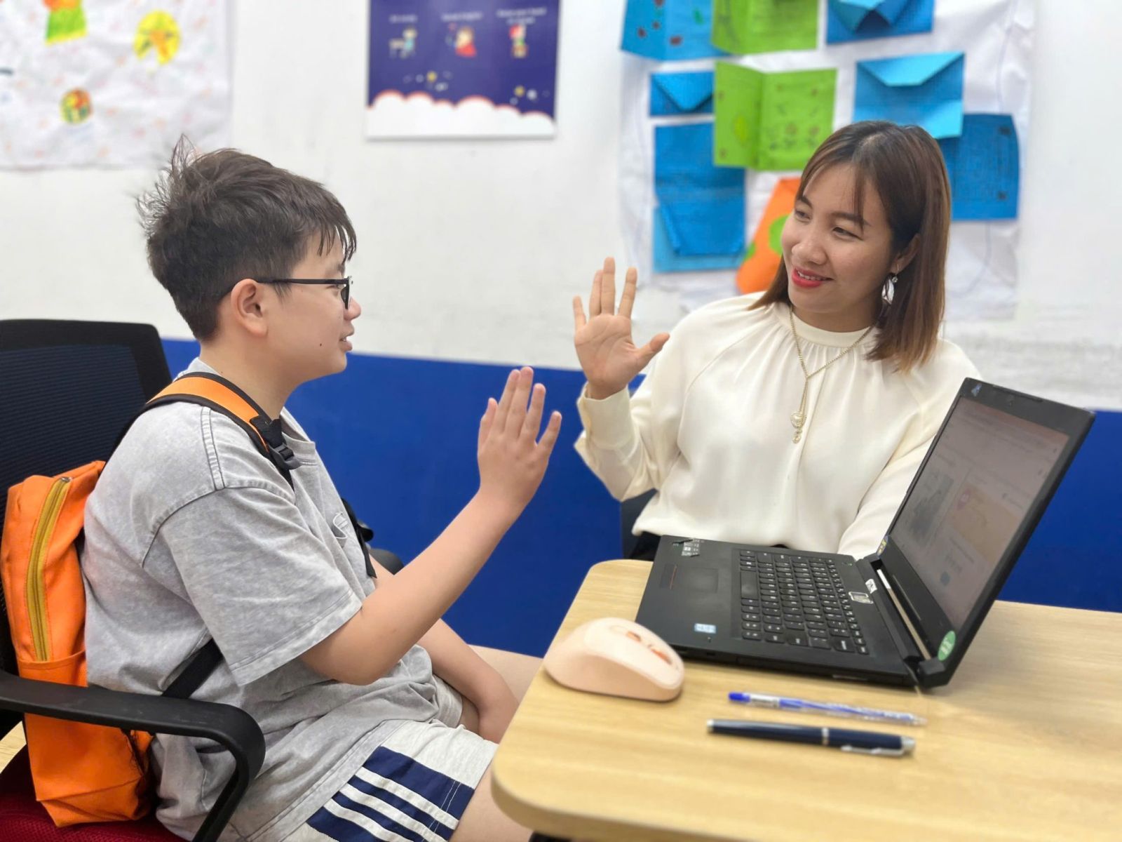 Các trạm trải nghiệm English Hub, Balloon Corner, Creative Studio rộn vui tiếng cười