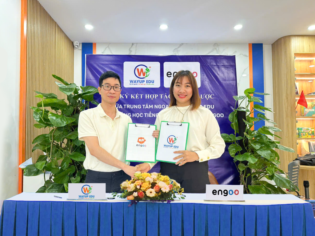 Bà Nguyễn Ngọc Huế - Đại diện Engoo tại Việt Nam và Ông Khuất Tiến Dũng - Giám đốc Trung tâm Ngoại ngữ WayUp Edu cùng thực hiện ký kết hợp tác chiến lược