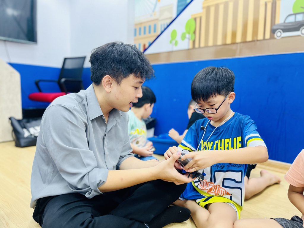 Các bạn nhỏ thích thú trải nghiệm STEM