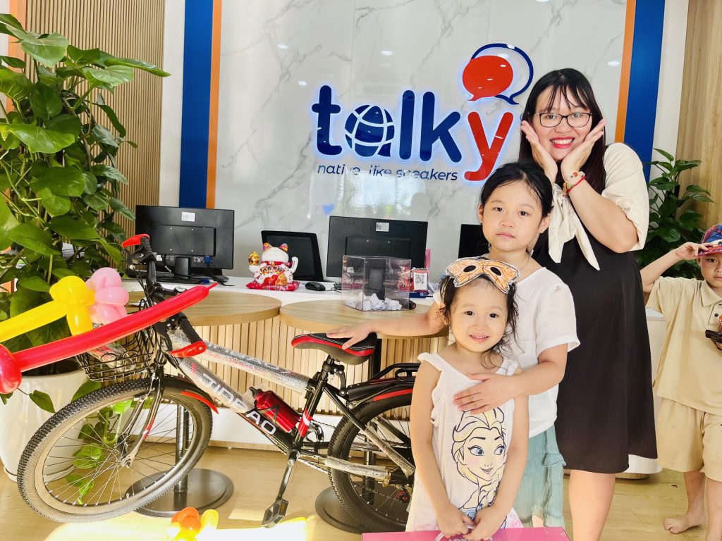 Bạn nhỏ Nguyễn Diệp Anh là chủ nhân may mắn của chiếc xe đạp trị giá 1.000.000 đồng